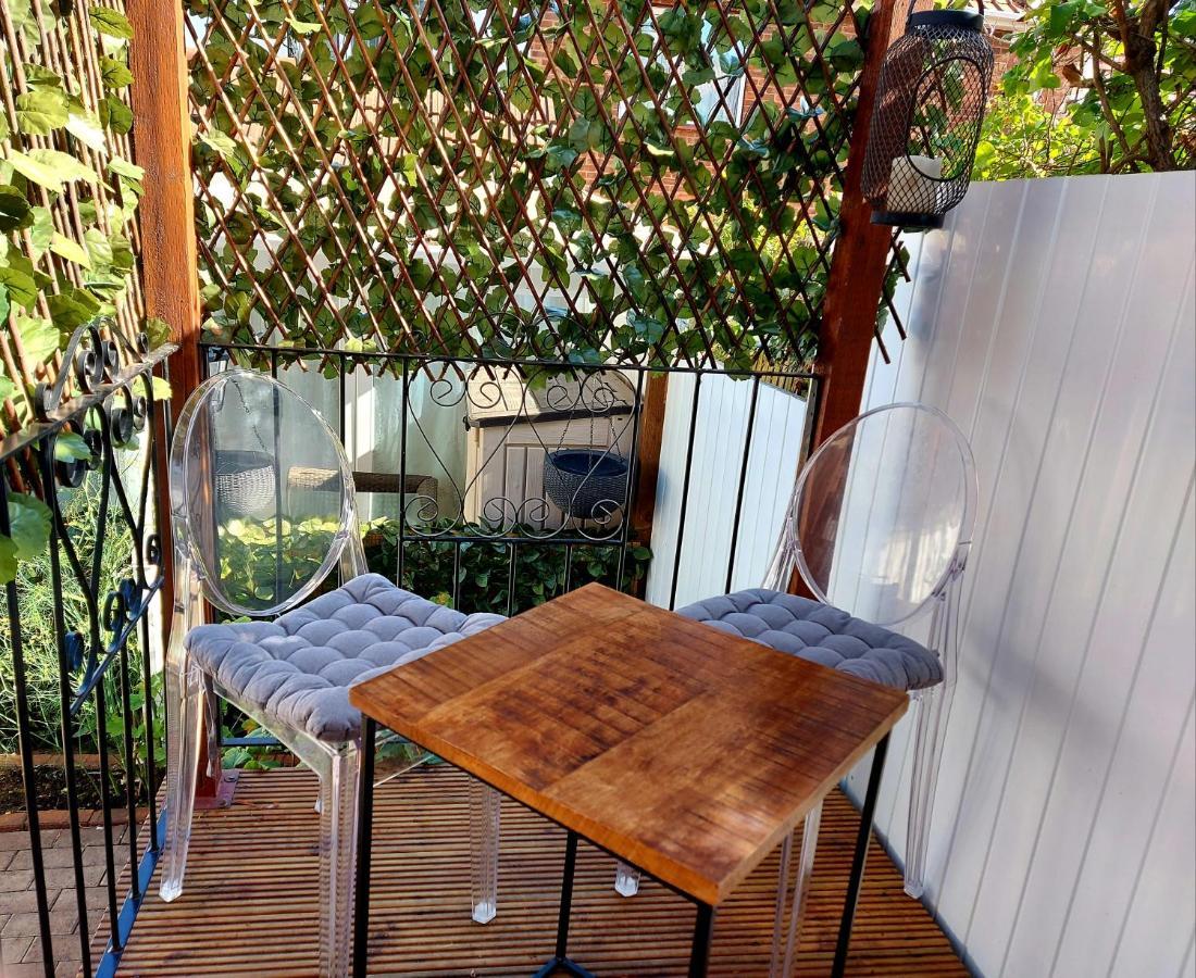 Pretty Studio With A Private Terrace Londen Buitenkant foto